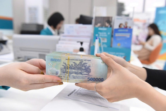 Người dân ùn ùn đổ tiền vào ngân hàng bất chấp lãi suất thấp