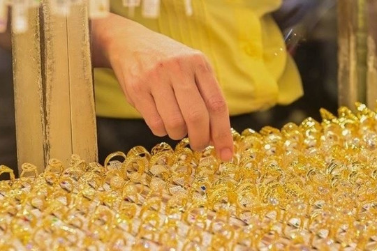 Giá vàng bật tăng mạnh, lập đỉnh 2 tuần khi lo ngại nợ công Mỹ leo thang và USD suy yếu