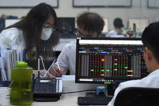 Tiền vào chứng khoán đột ngột 'mất hút'