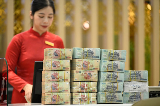 Lý do tiền ùn ùn đổ vào ngân hàng bất chấp lãi suất giảm mạnh