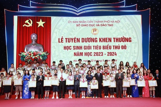 Hà Nội chi gần 600 triệu tặng thưởng 852 học sinh xuất sắc