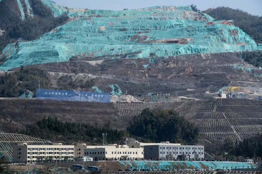 Trung Quốc 'cày nát' mỏ lithium 'nghèo': Rác thải ngập núi, giá giảm 90% vẫn khai thác