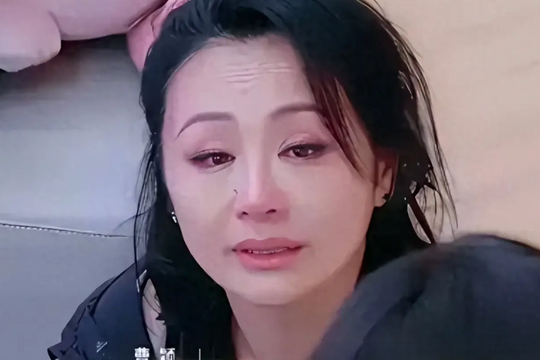 ‘Nữ thần tuổi thơ’ từng kiếm hàng nghìn tỷ đồng nhờ livestream tuyên bố mắc ung thư, khóc nức nở trên sóng trực tiếp