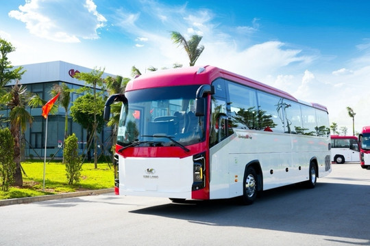 Hãng xe Việt Kim Long Motor bàn giao lô xe bus đầu tiên cho doanh nghiệp có tiếng tại Nha Trang