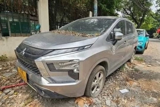 Chiếc ô tô đỗ bên lề đường TP. HCM suốt 1 năm: Thân xe phủ bụi, bám đầy lá cây, chủ xe lần đầu nói nguyên nhân