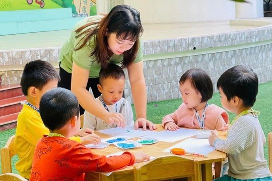 Giáo viên mầm non sau khi tăng phụ cấp 45-80%, mức lương cao nhất là bao nhiêu?