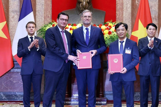 Việt Nam - Pháp tăng cường hợp tác trong lĩnh vực công nghệ vũ trụ và hàng không