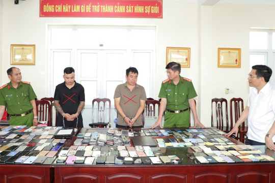 Bắt Nguyễn Duy Phương sinh năm 2002 và 6 đồng bọn, thu giữ 319 điện thoại di động