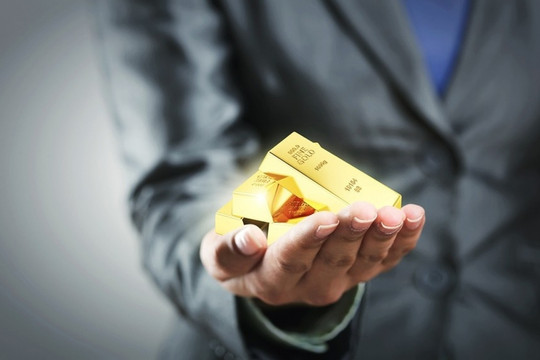 Giá vàng rơi thẳng đứng từ đỉnh 3.600 USD sau 'cú lật kèo' thuế Mỹ – EU: Nhà đầu tư có nên bắt đáy?