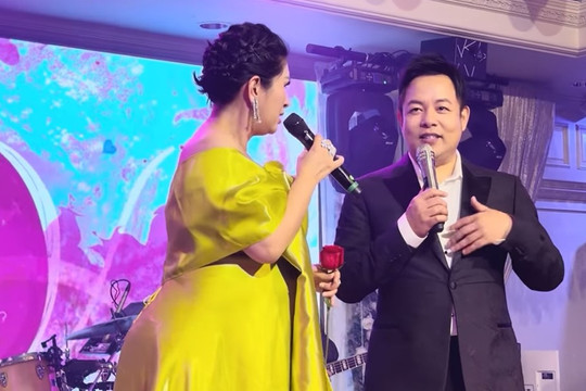 Ca sĩ Hồng Nhung lộ bụng bầu tháng thứ 8 khi đang diễn tại Mỹ