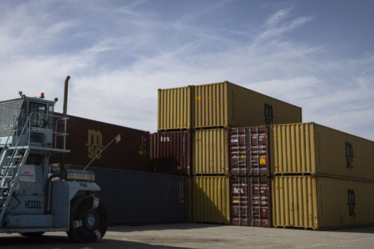 Tàu chở container sang Mỹ bị hủy hàng loạt, 900.000 người bị liên lụy: Chuyện gì xảy ra?