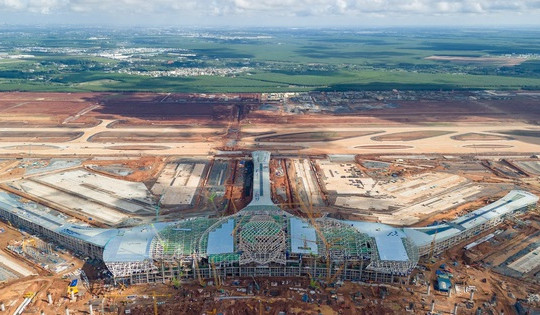Siêu sân bay của Việt Nam dự kiến hoàn thành cuối năm nay đang xây dựng lại gặp khó