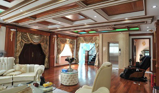 Nữ nghệ sĩ sinh sống trong biệt thự 500m2: Giá trăm tỷ đồng, bên trong nội thất hoàng gia
