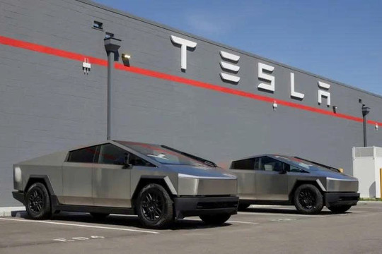 Cybertruck chưa chạy đã xuống cấp: Khách hàng tố Tesla bán xe mới nhưng đã phơi mưa phơi nắng ngoài bãi suốt 4 tháng trời
