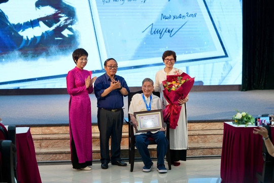Nhạc sĩ Phạm Tuyên vừa làm được một điều chưa từng có tiền lệ ở tuổi 95