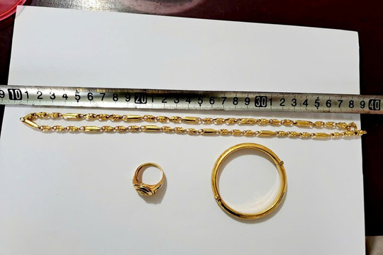Người đàn ông họ Cồ đến tiệm vàng bán nhẫn, dây chuyền, lắc tay, chủ tiệm lập tức trình báo, công an bắt giữ