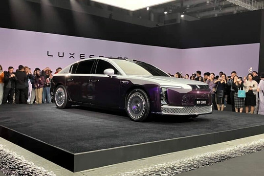 Huawei tung xe điện giá hơn 1 triệu tệ, đặt mục tiêu đánh bại Mercedes-Benz ở thị trường tỷ dân