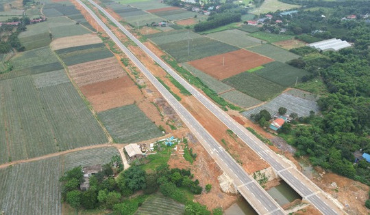 Đại lộ 2.000 tỷ đẹp như cao tốc tại tỉnh là đế đô đầu tiên của Việt Nam vừa được đặt tên