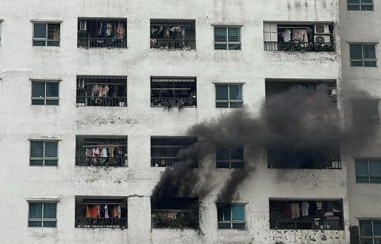 Cháy ở tầng 14 chung cư tại Hà Nội, khói đen bốc ra cuồn cuộn