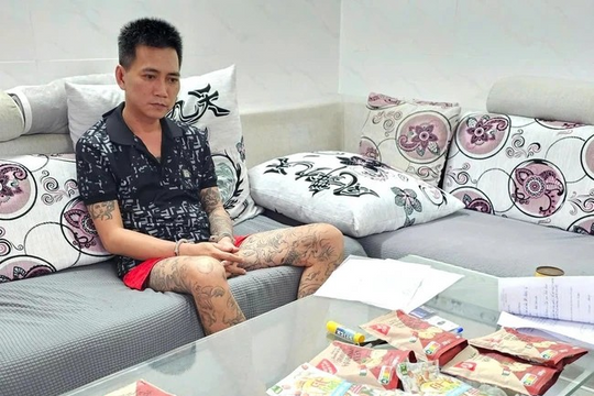 Bắt khẩn cấp Châu Vĩnh Phú, thu giữ 5.000 viên thuốc lắc ngay tại Sân bay Nội Bài
