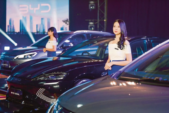 'Vua xe điện' BYD đóng 20 cửa hàng trong 1 tuần, đại lý đồng loạt kêu gọi các hãng ngừng 'dội bom hàng tồn kho': Chuyện gì đang xảy ra?