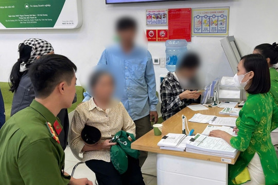 Dù không có con trai, cụ bà vẫn yêu cầu giao dịch viên Vietcombank chuyển 150 triệu đồng cho ‘con trai’