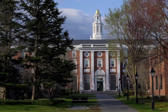 Tổng thống Mỹ Trump ký lệnh hạn chế thị thực sinh viên Đại học Harvard