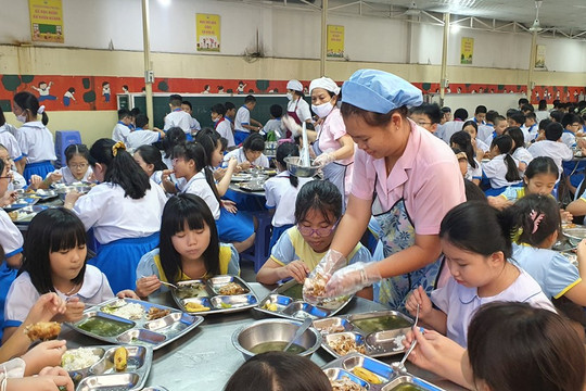 Tin mừng, 768.000 học sinh tiểu học cả công lập và tư thục tại Hà Nội sẽ được hỗ trợ bữa ăn bán trú