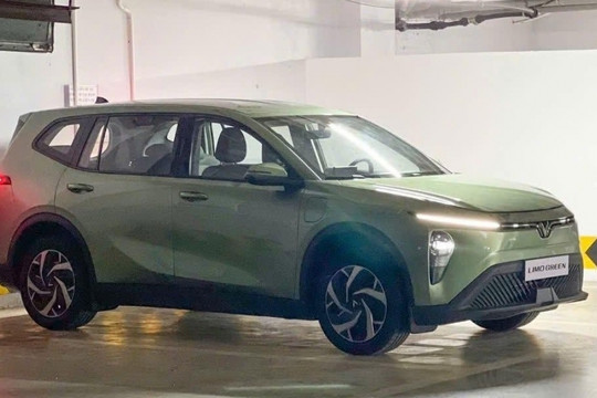 Bắt gặp mẫu MPV VinFast Limo Green lộ diện thực tế sau 3 tháng ra mắt: Giá hấp dẫn, người thiết kế tưởng lạ mà quen