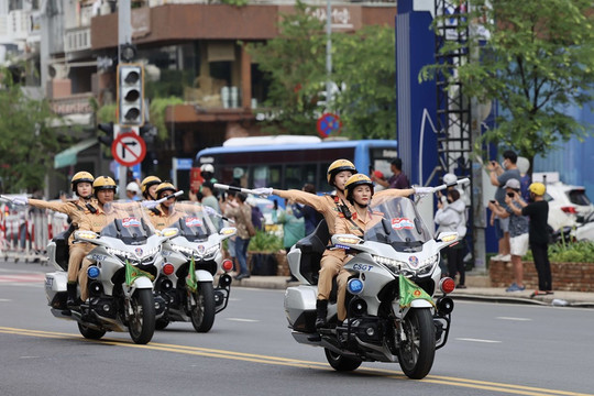 Nữ Thiếu tá Công an duy nhất lái siêu mô tô dẫn đoàn trong 'Vinh quang Công an Nhân dân Việt Nam'