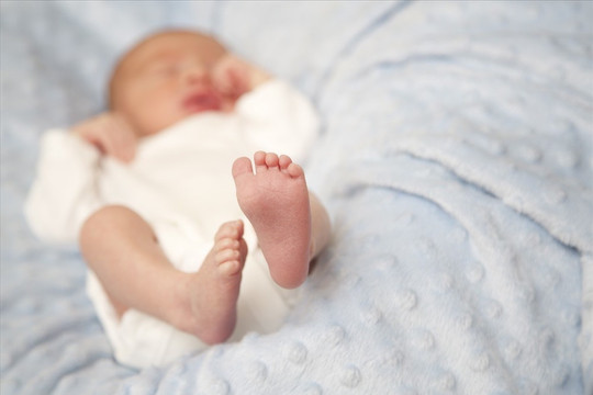 Thạc sĩ Đồng Nai sinh con tại nhà, không cắt dây rốn, ngâm nhau trong muối, viêm phổi không cho tiêm