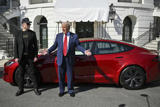 Ông Trump cân nhắc bán chiếc Tesla sau căng thẳng với Elon Musk