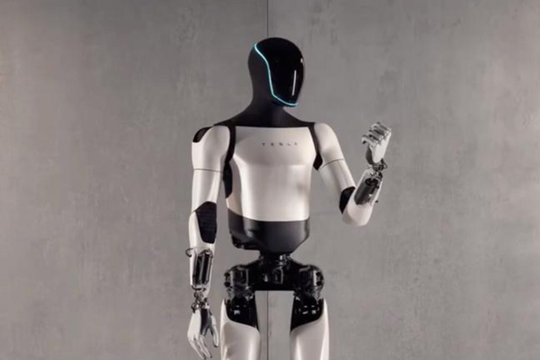 Robot nặng 47kg, cao 1,8m 'nổi điên' tấn công người, đoạn video ghi lại cảnh tượng khiến cư dân mạng sợ hãi