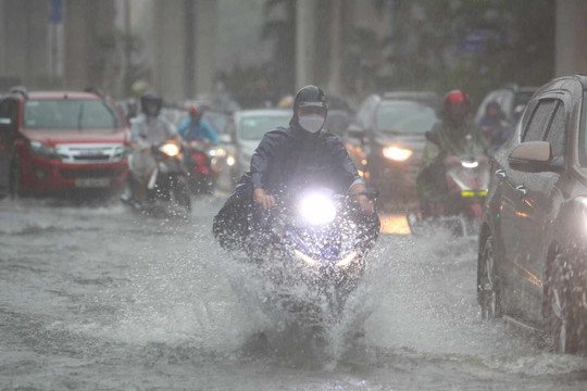 Dự báo thời tiết 8/6/2025: Miền Bắc còn nắng nóng, chiều tối mưa lớn đến 150mm