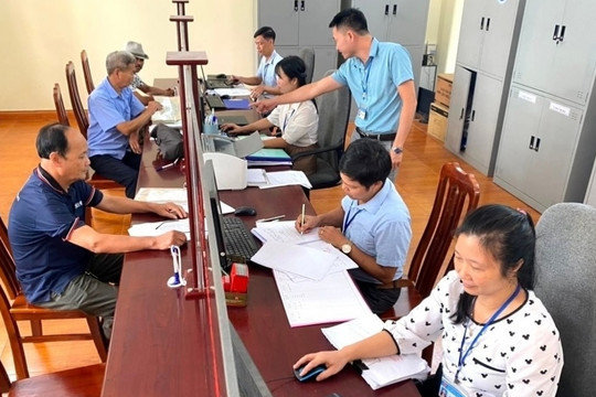 Yêu cầu bắt buộc về bằng cấp với công chức cấp xã mới, hệ không chính quy có đủ điều kiện làm việc?