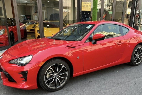 Bỏ lại dàn siêu xe gần 100 tỷ, Cường Đô-la 'trốn vợ' trên chiếc Toyota được 'xào nấu' tinh vi