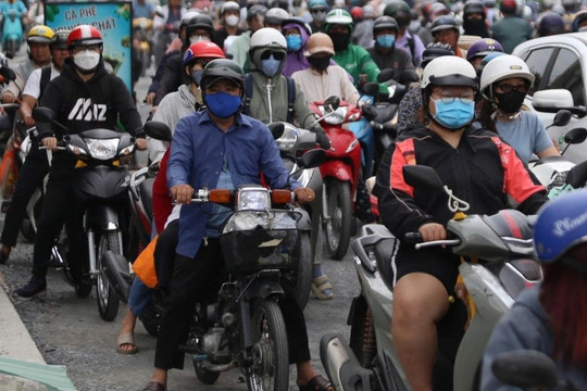 Cấm xe máy vào đường dẫn cao tốc TPHCM - Long Thành, nghìn phương tiện 'chôn chân'