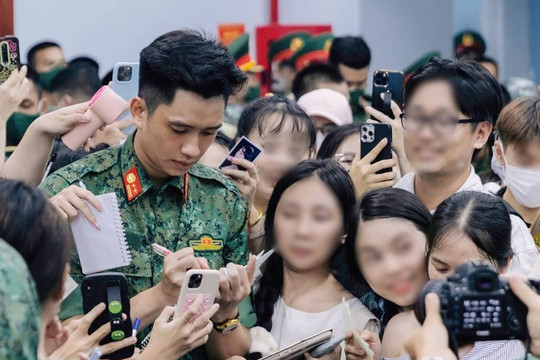 Hiện tượng 'săn đón' Thượng úy Lê Hoàng Hiệp như ngôi sao giải trí: Sự mến mộ đang dần trở nên phản cảm