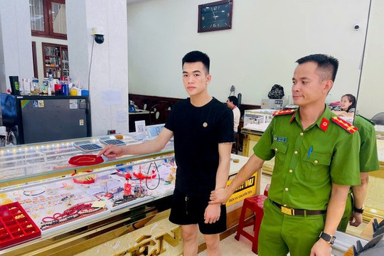 Bắt Trần Hồng Phong sinh năm 2007, tịch thu dây chuyền và lắc vàng trị giá hơn 100 triệu