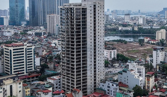 Tòa nhà 28 tầng giữa khu đất vàng hiếm hoi của Thủ đô sau 14 năm xây vẫn ‘trơ xương’ do vướng 200 tỷ