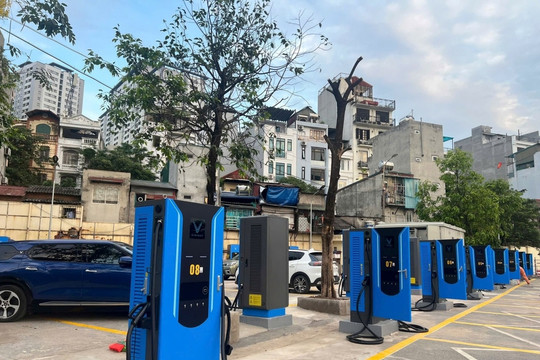 Bến xe Giáp Bát đón 'siêu trạm sạc' VinFast, 40 súng sẵn sàng phục vụ hàng trăm lượt xe mỗi ngày