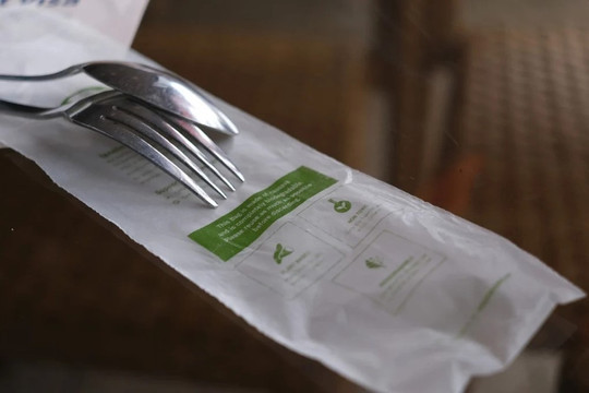 Phát hiện vi nhựa từ bao bì thực phẩm và đồ dùng 1 lần có thể xâm nhập cơ thể, làm rối loạn hệ vi sinh đường ruột