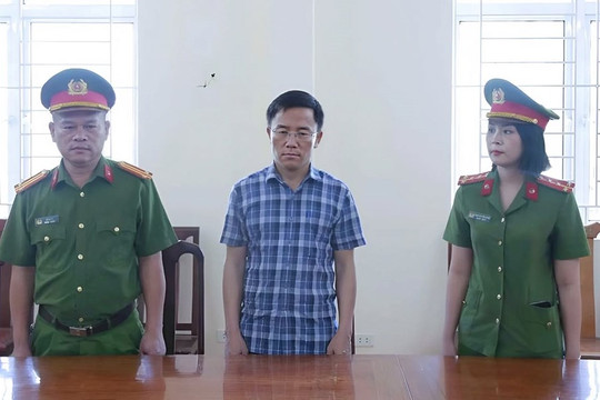 Khởi tố, bắt giam một Chủ tịch UBND xã