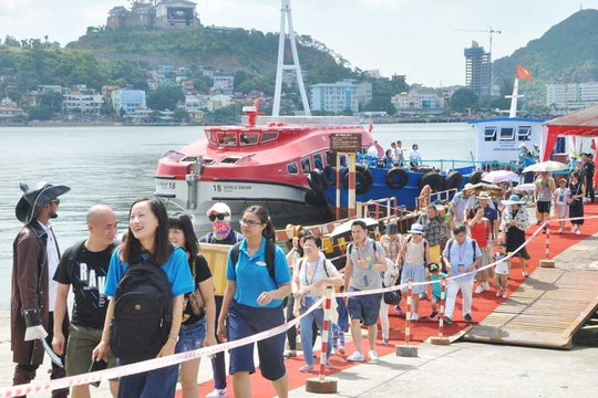 Tỉnh giàu có cách Hà Nội 200km đón tin vui, gần 50.000 người nước ngoài trên 35 tàu biển kéo đến