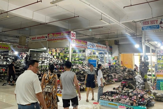 Tiểu thương chợ Vinh có động thái mới sau một tuần 'đình công'