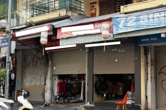 'Đột nhập' phố kinh doanh sầm uất bậc nhất Hà Nội đóng cửa bất thường