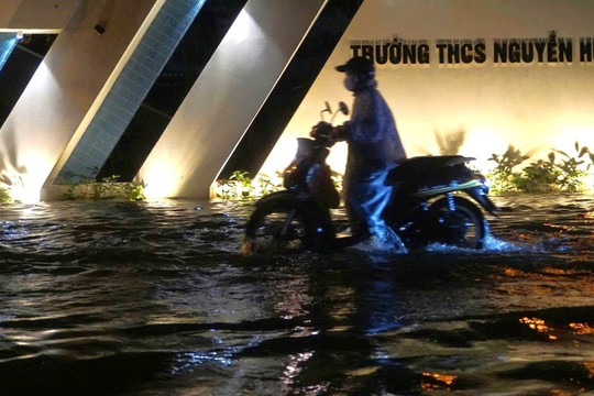 Bão số 1 gây mưa lớn, nhiều tuyến phố ở Đà Nẵng ngập nặng như mùa lũ