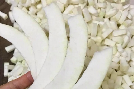 Thứ tưởng bỏ đi từ quả bưởi bỗng thành... có giá: Làm món đặc sản mùa hè đầy hấp dẫn, dân thành phố ưa chuộng