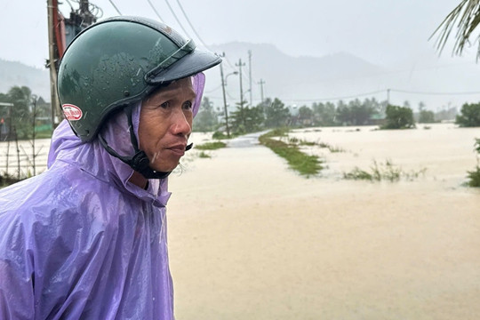 'Khi tỉnh dậy, nước đã ngập đầy nhà, đồ đạc trôi lềnh bềnh'