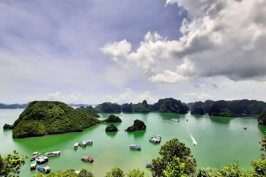 Vịnh Di sản của Việt Nam được chuyên trang nước ngoài vinh danh trong top 15 bãi biển đẹp nhất thế giới, du khách ‘nhất định phải ghé thăm ít nhất một lần trong đời’